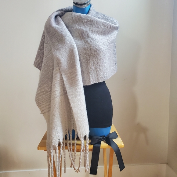 Mer | Sea & Co. Shawl - Picture 5 of 12